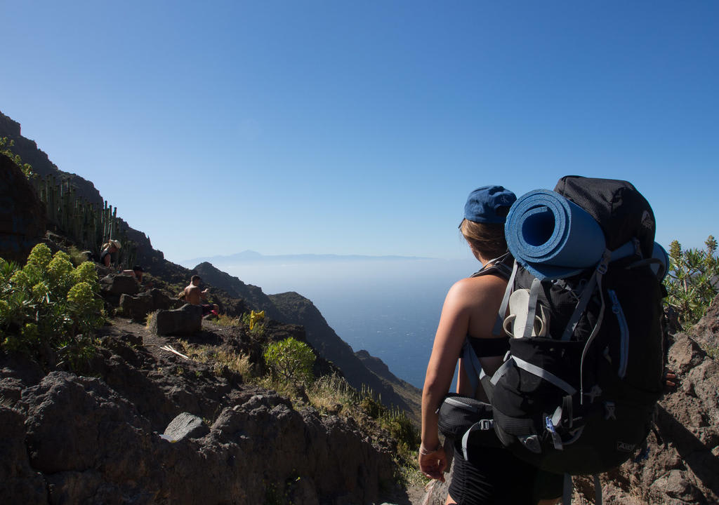 Chica con mochila haciendo senderismo en Canarias