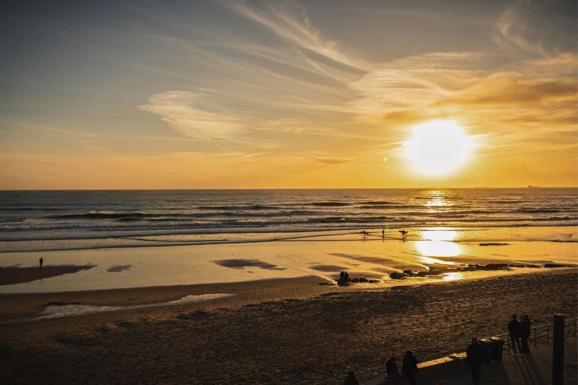 Atardecer en la Praia do Carcavelos, una de las mejores playas de Lisboa