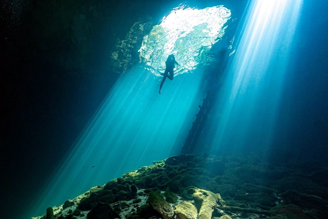 Persona buceando en un cenote de Valladolid