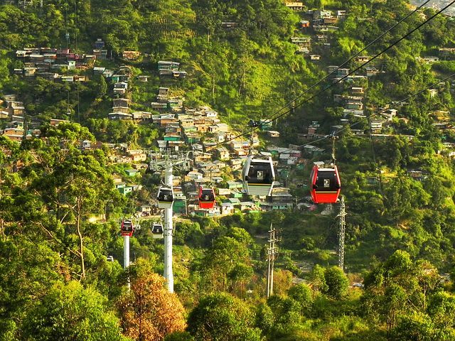 14 cosas que hacer en Medellín con poco dinero - Worldpackers - metrocable en medellin con árboles detrás