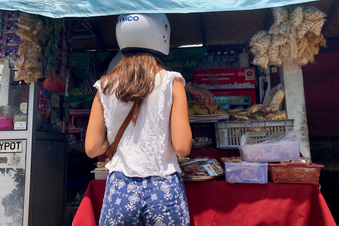 Consejos para viajar a Bali como mochilero - Worldpackers - mujer viajando en moto en Bali