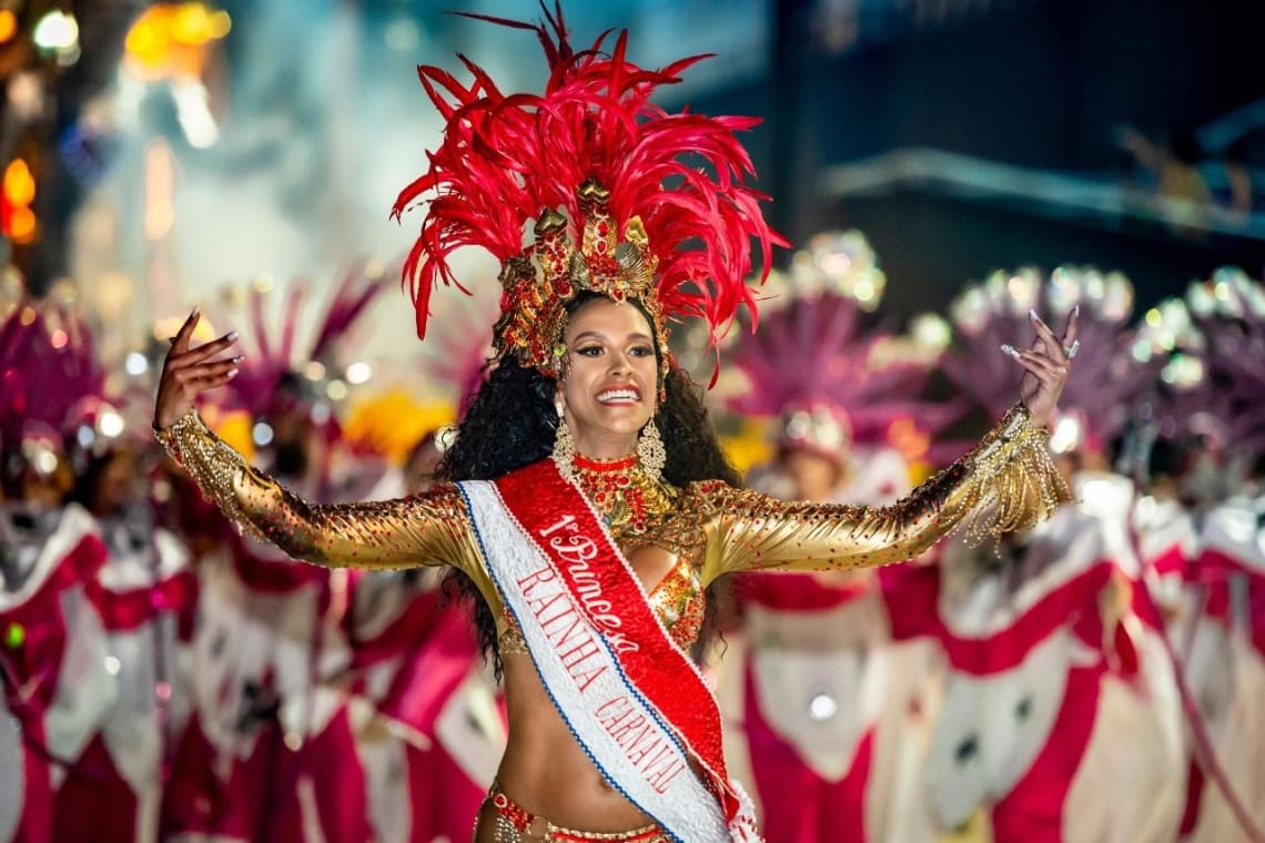 Bailarina de comparse en carnaval de Brasil
