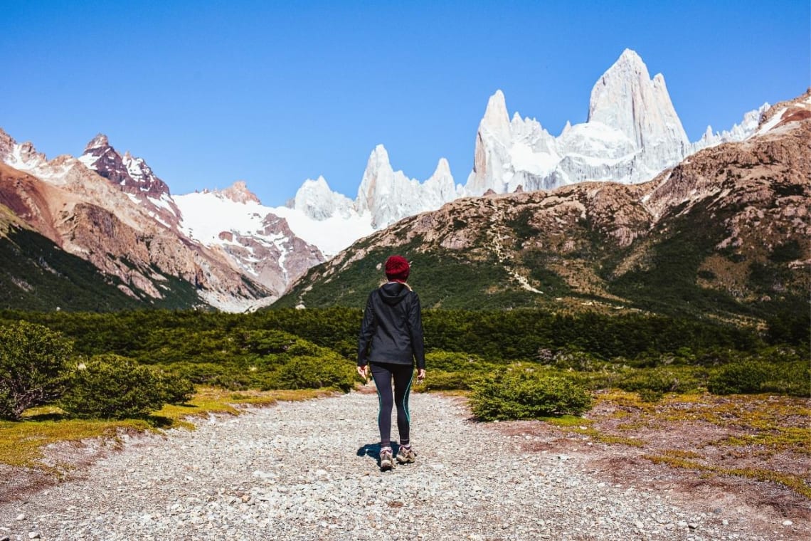 Chica haciendo senderismo en El Chaltén, Patagonia