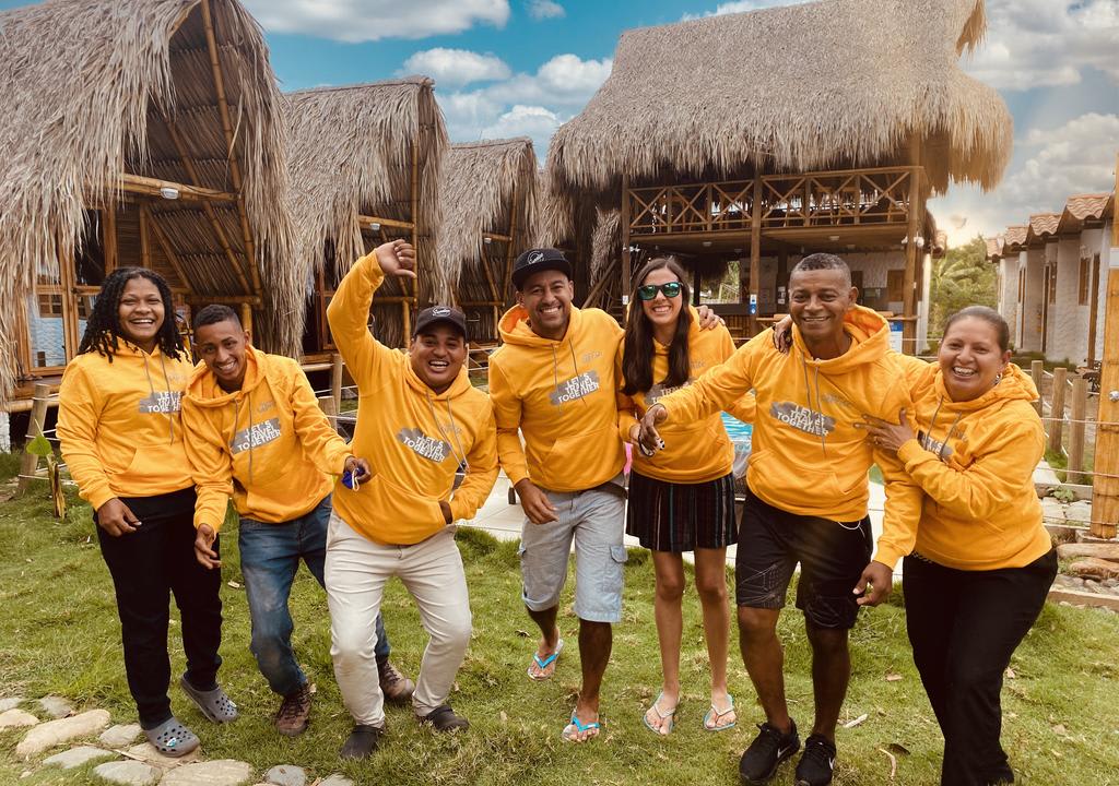 Staff de un hospedaje de cabañas en Colombia sonriendo para la foto