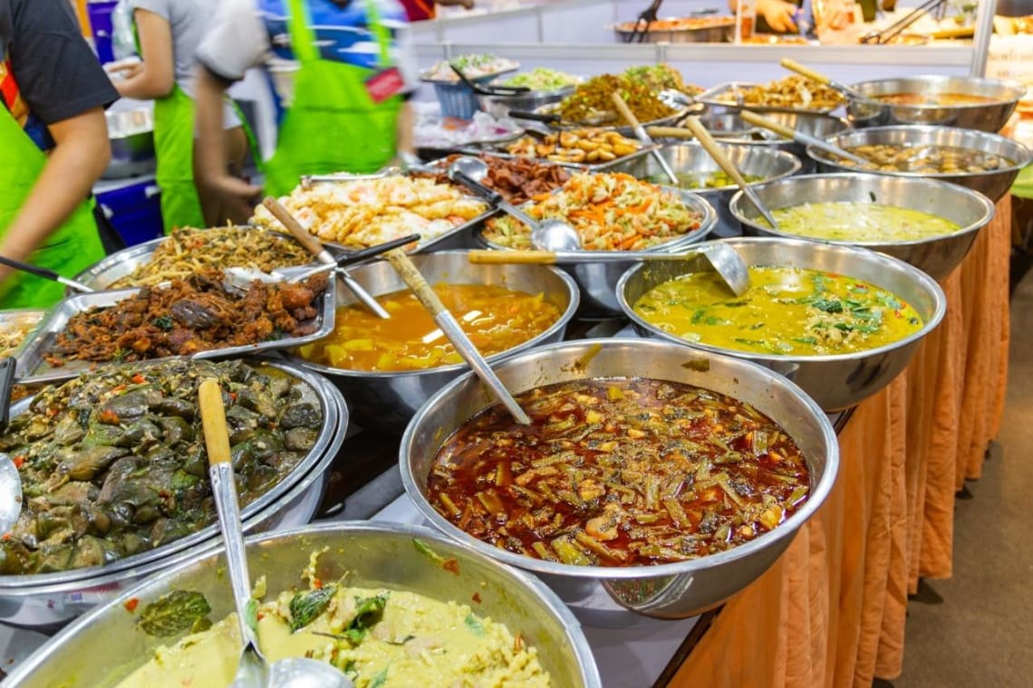 Puesto de comida calejera en Tailandia con muchas opciones