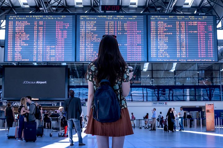 Cómo conseguir pasajes de avión baratos - Worldpackers - mujer en el aeropuerto