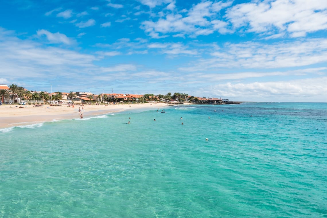 Playa de agua turquesa Santa María, en Sal, islas de Cabo Verde