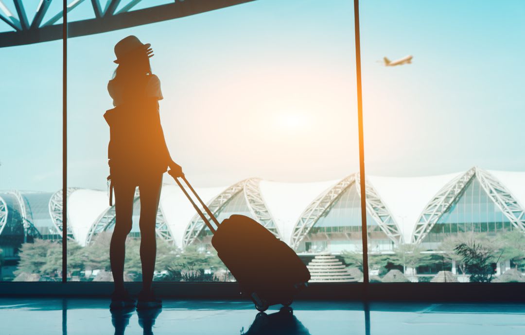 Cómo puedes aprender un idioma viajando - Worldpackers - mujer viajera en aeropuerto 