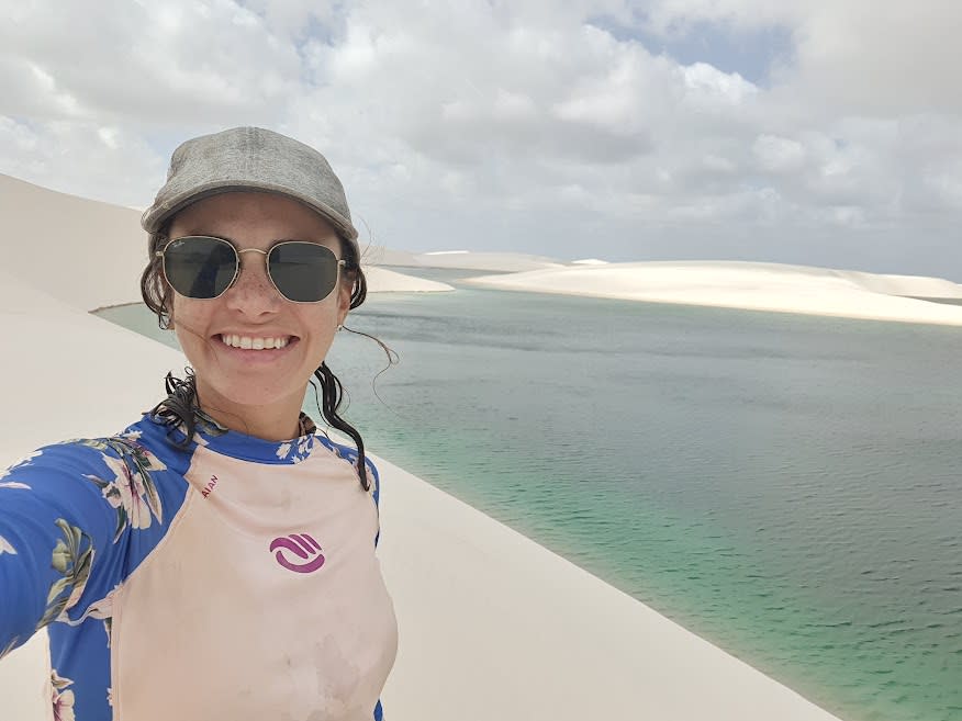 bárbara posa em frente a lagoa dos lençóis maranhenses