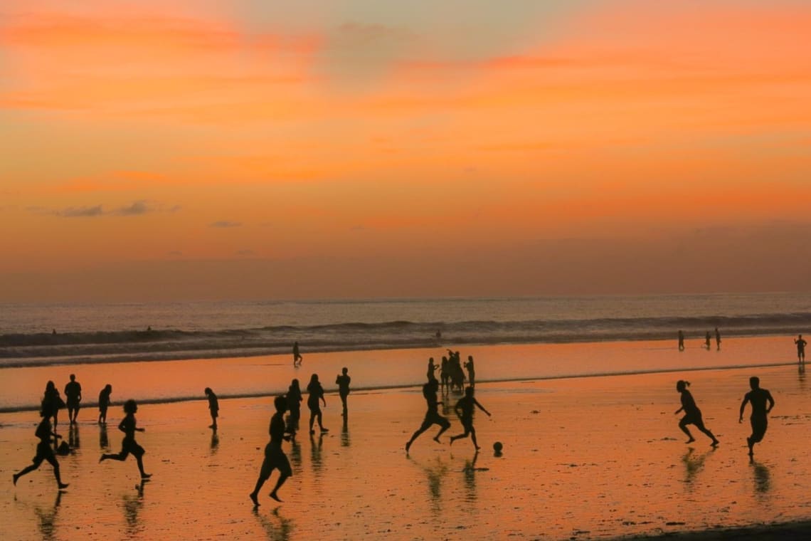 Fútbol en la playa al atardecer, un símbolo de la cultura de Brasil