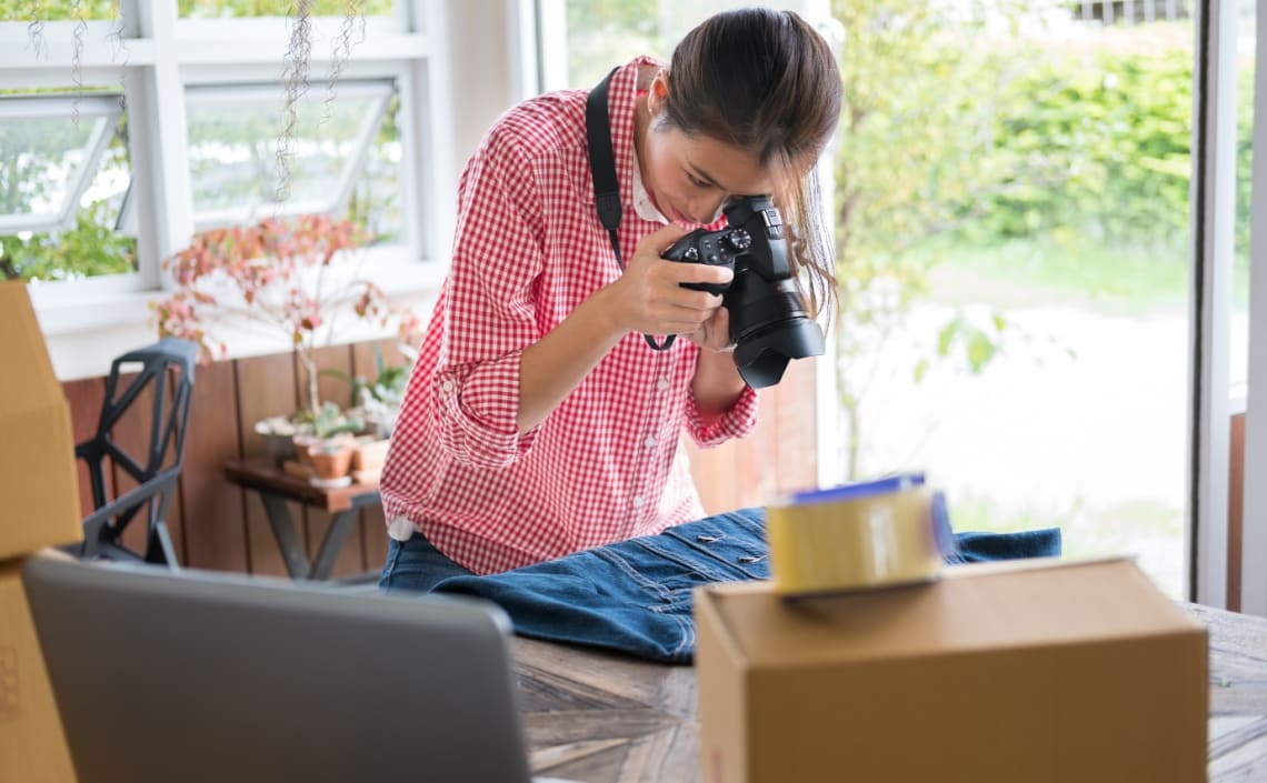 Chica sacando fotos de productos