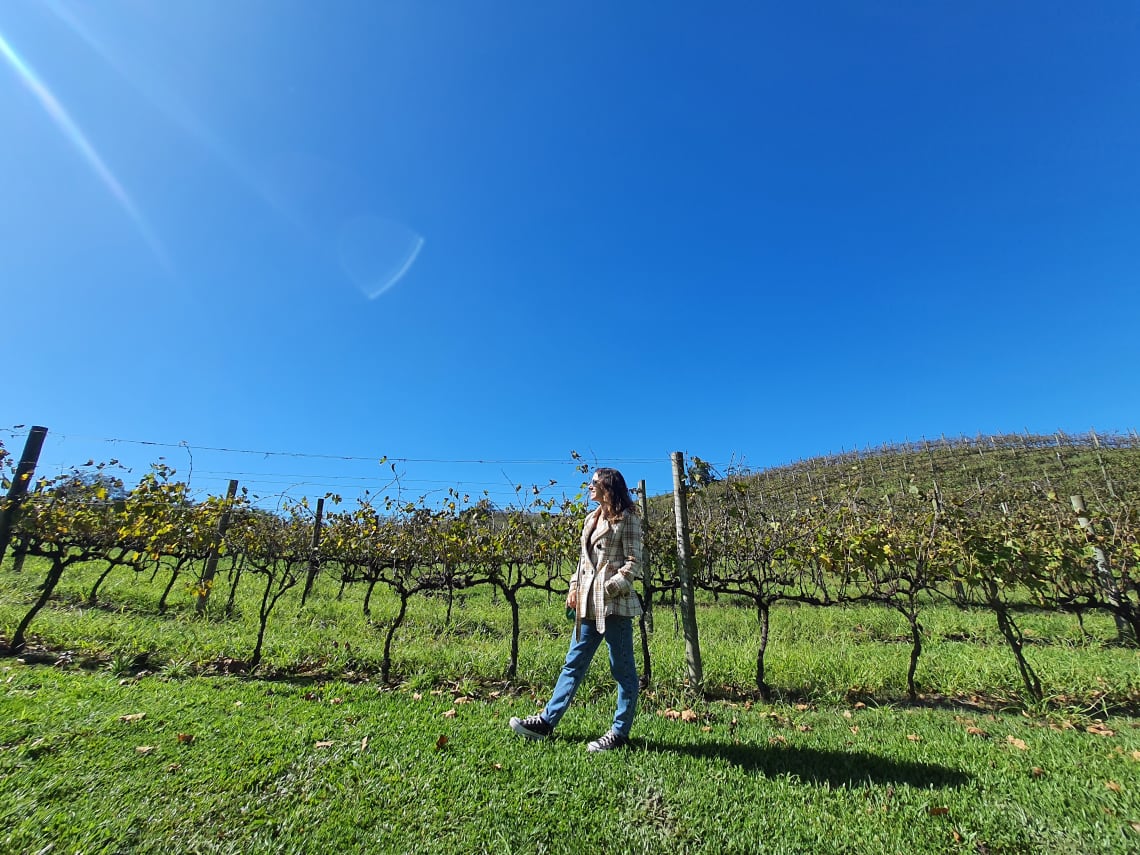 o que fazer em Bento Gonçalves: mulher posando numa vinícola