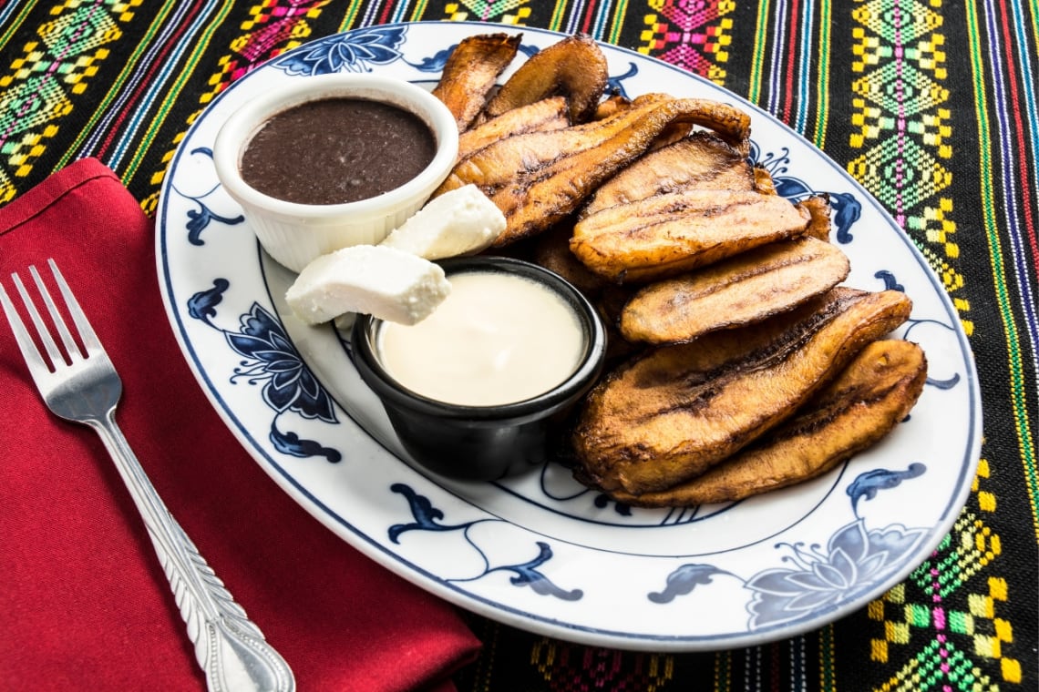 Plátanos fritos con mole y queso, una de las comidas típicas de Guatemala