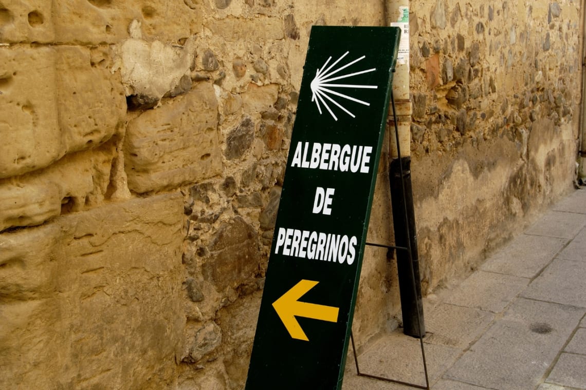 Cartel que indica dirección a un albergue de peregrinos