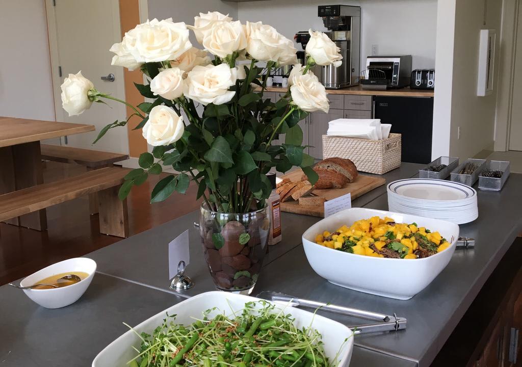 Saladas, pão e flores em um centro de bem-esta