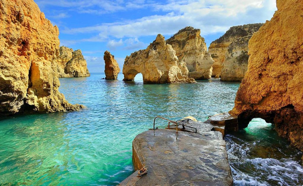 Formación de rocas en el mar en Portimão, un excelente lugar para aprender portugués