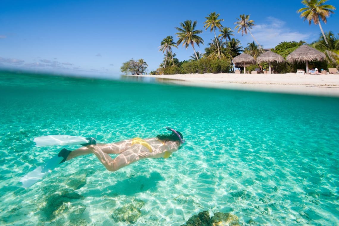 Chica haciendo snorkel en un viaje a Hawaii