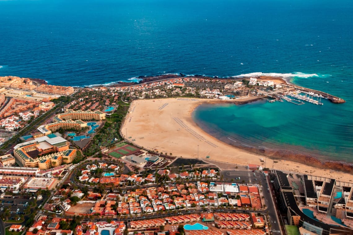 Vista aérea de playa en Fuerteventura