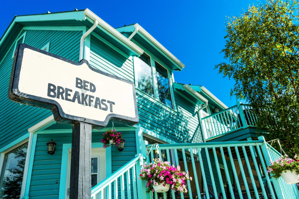 Entrada de Bed and Breakfast, uno de los tipos de alojamiento