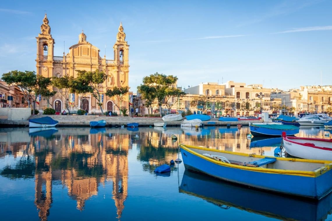 Botes amarrados en puerto de La Valeta, Malta