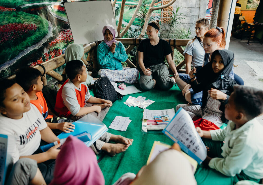 Cultura de Indonesia: chicas extranjeras enseñando inglés a niños y niñas indonesias