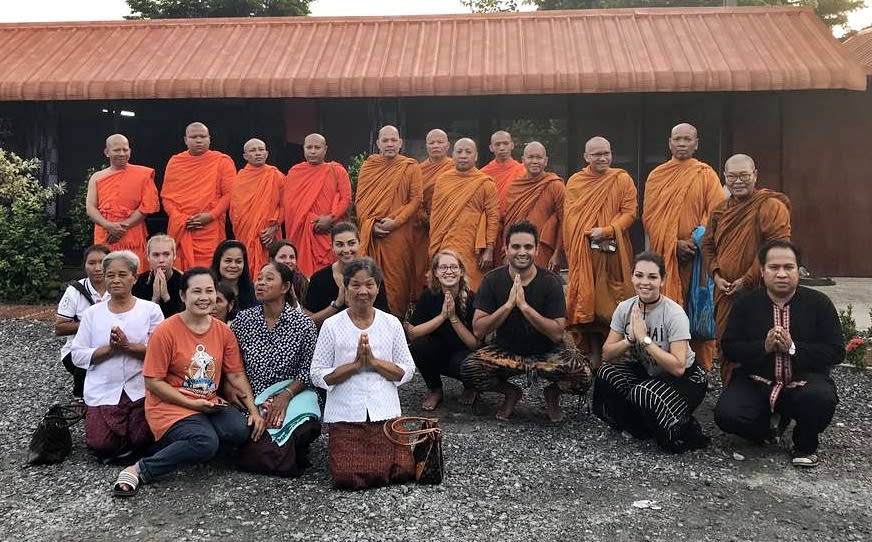 Voluntarios y monjes en un centro budista
