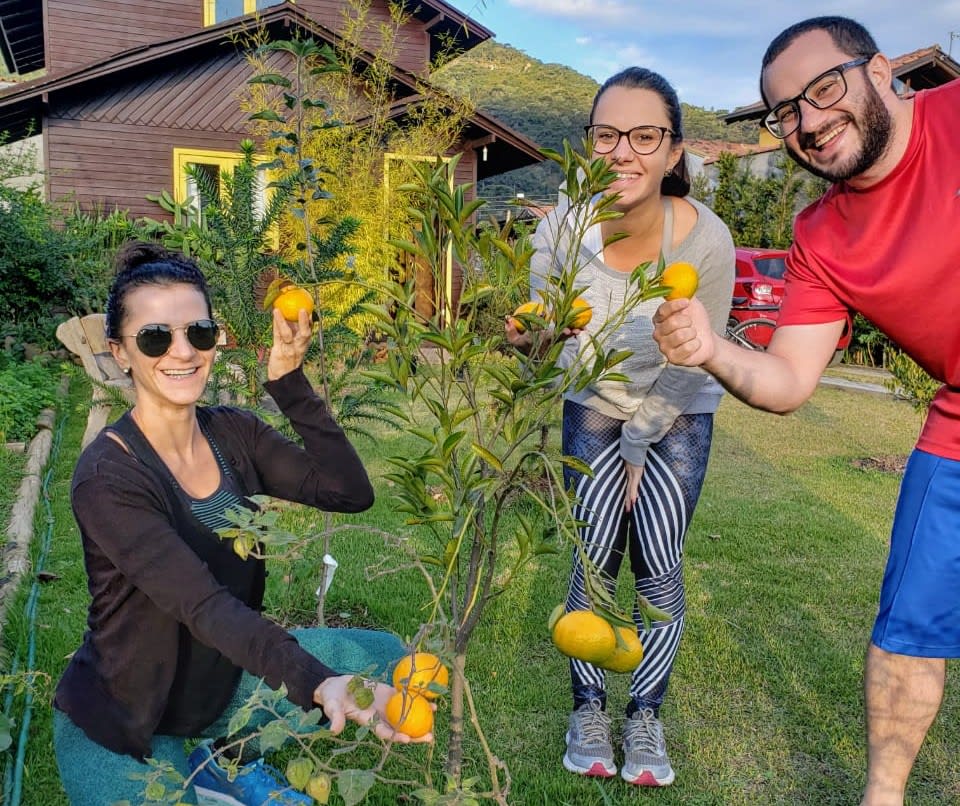 voluntários em projeto de permacultura