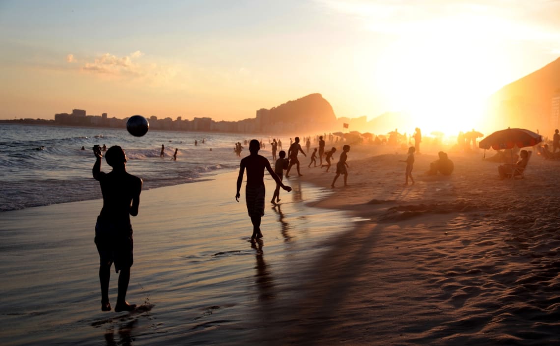 Atardecer en la playa de Copacabana