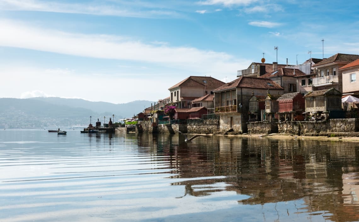 Aldea tradicional a la vera de río en Galicia, España