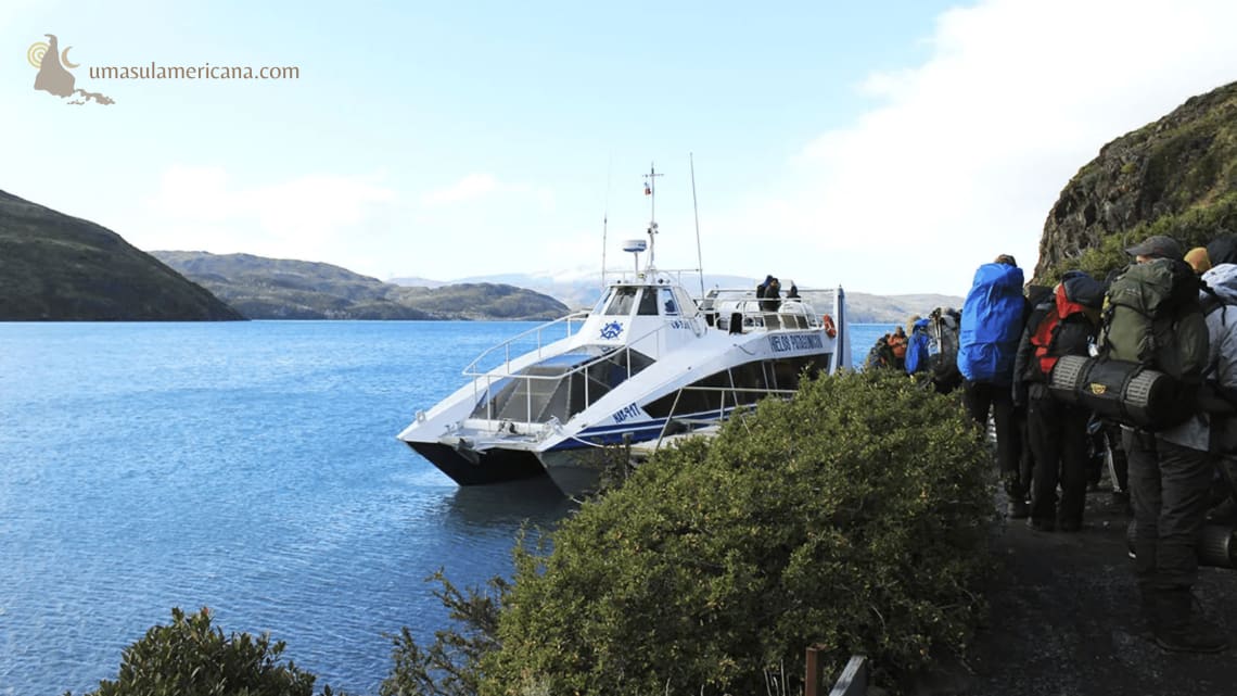 Pasajeros subiendo al catamarán para hacer el Circuito W de Torres del Paine