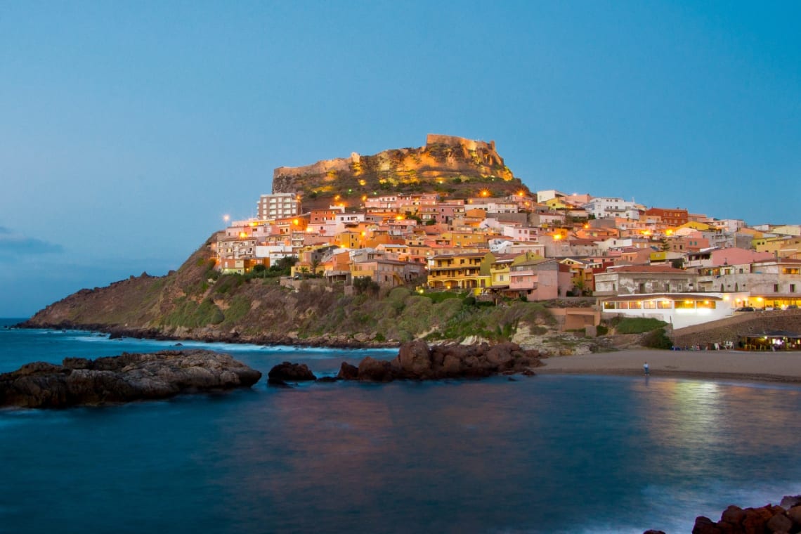 Pueblo Castelsardo al atardecer, en el Mediterráneo