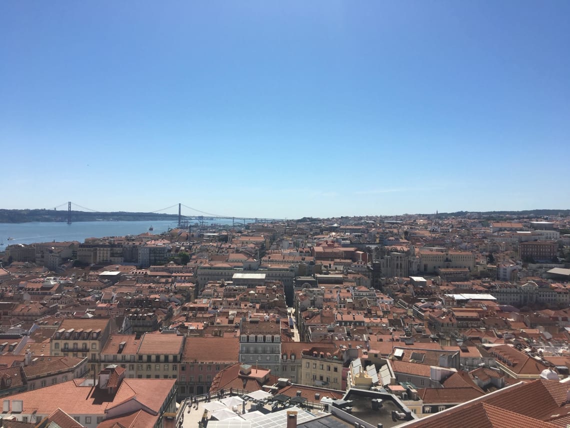 Qué visitar en Lisboa y sus alrededores - Worldpackers - vista de tejados en lisboa, portugal 