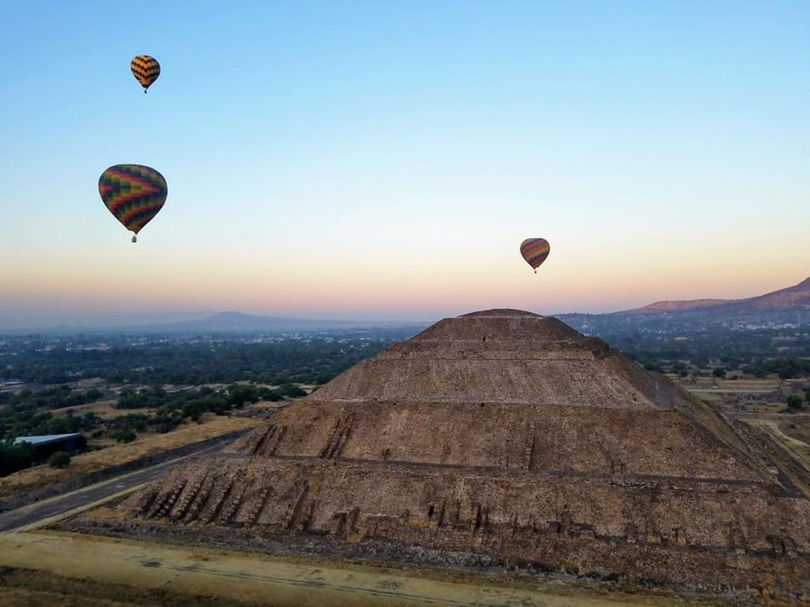 Hot air balloons flighing over Teotihuacán pyramid