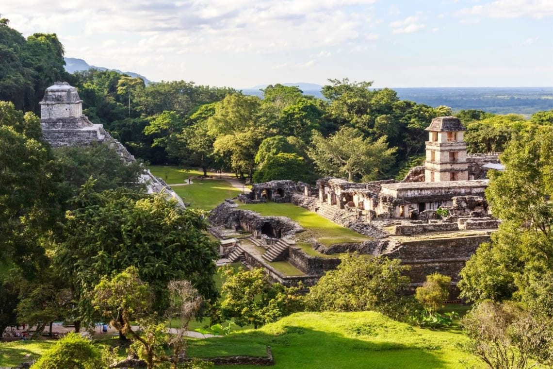 Pirámides y otras estructuras de Palenque entre la naturaleza