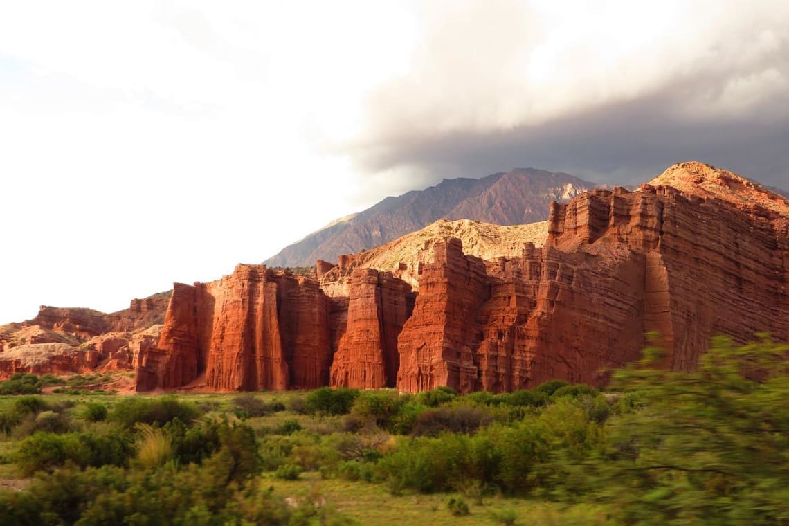 Paisaje de paredones rojizos en las afueras de Cafayate, Salta, norte argentino
