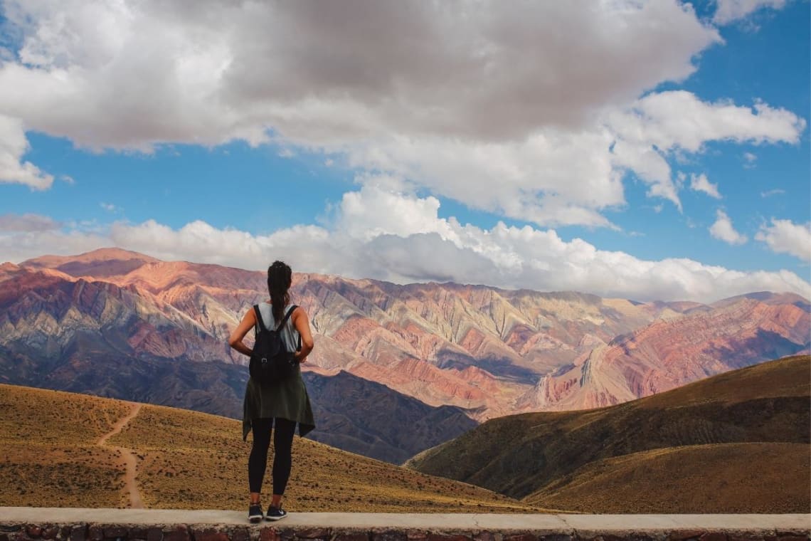 Joven mirando hacia el Cerro de los 14 colores en Jujuy, Argentina