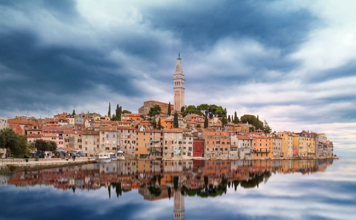 Casco histórico de Rovinj con casas de colores visto desde el mar