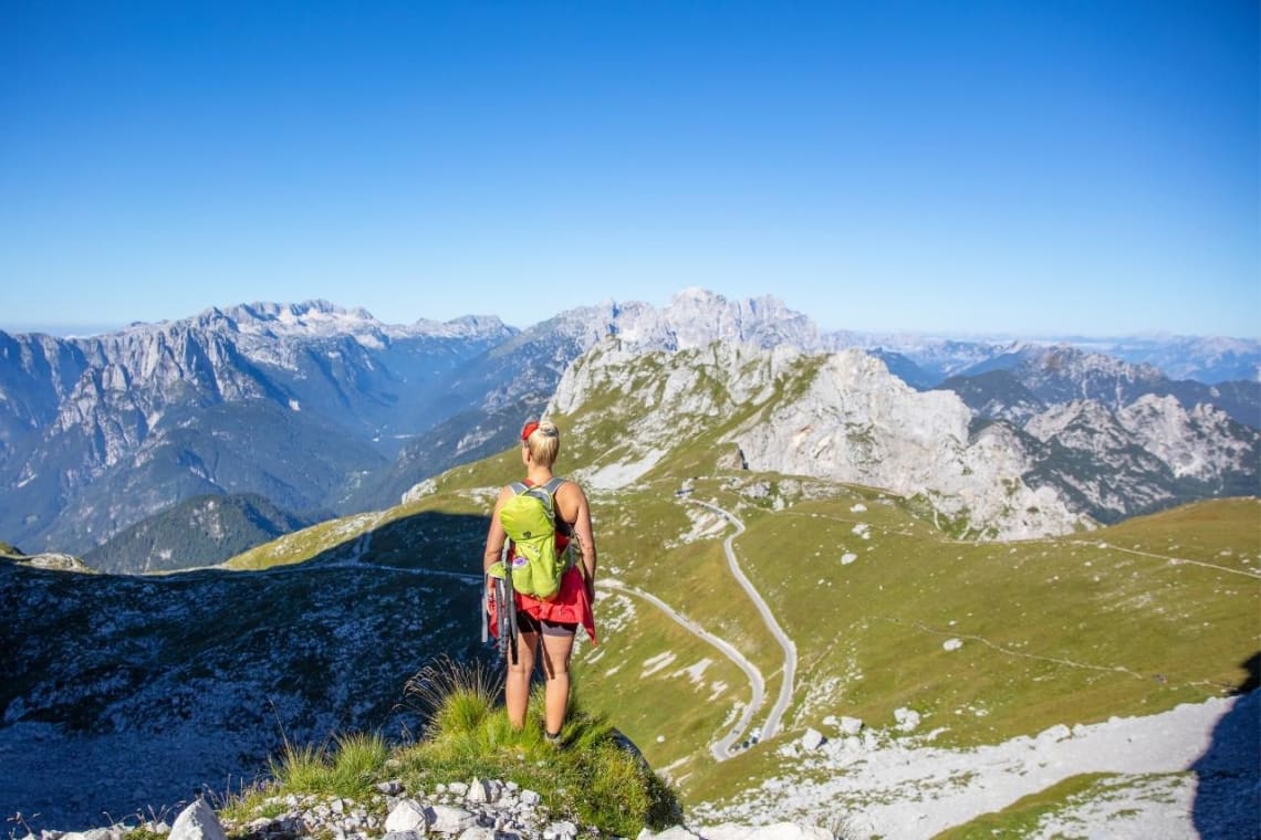 Chica haciendo trekking por montañas de Eslovenia