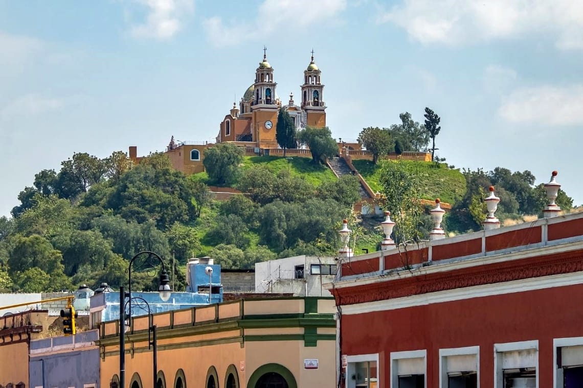 Gran Pirámide de Cholula: a simple vista parece un cerro con una iglesia en la cima
