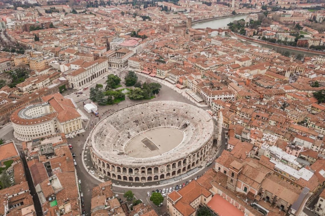 Vista aérea del centro histórico de Verona con la Arena en el centro