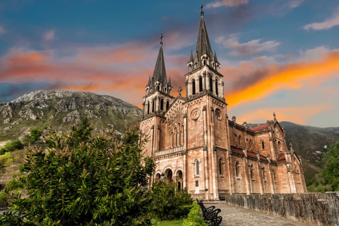 Catedral de Covadonga al atardecer, uno de los mejores lugares que ver en Asturias