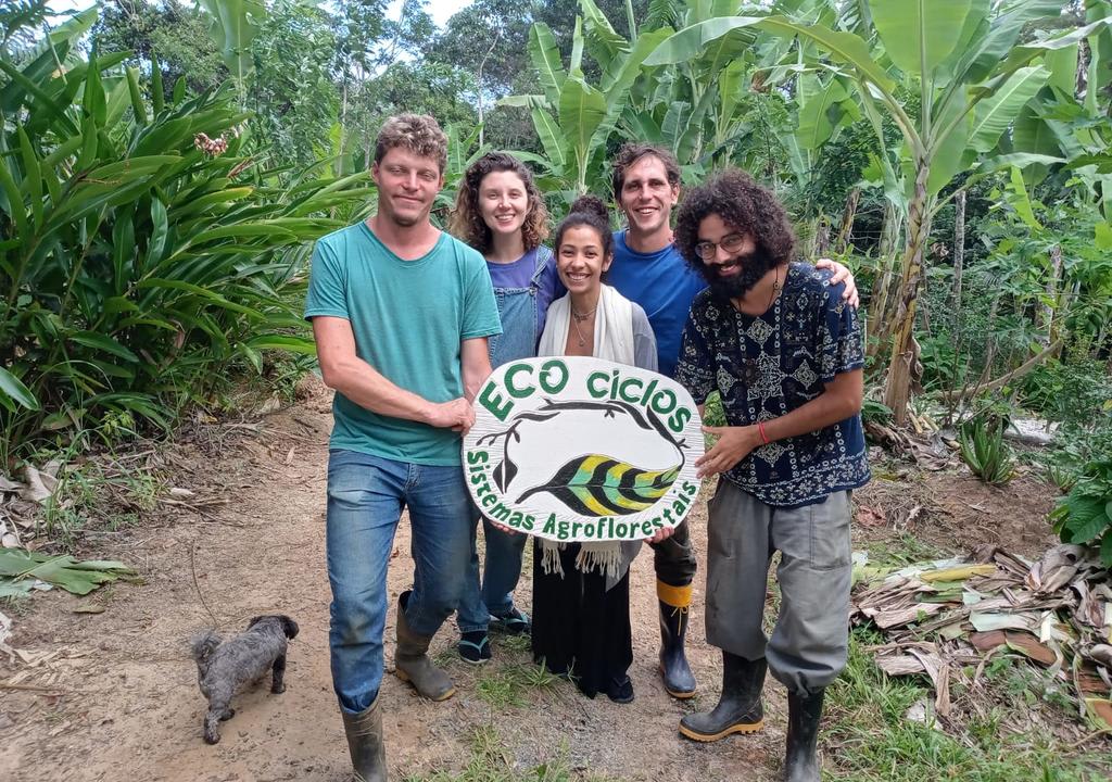 Grupo de cinco jóvenes en una granja ecológica de Brasil