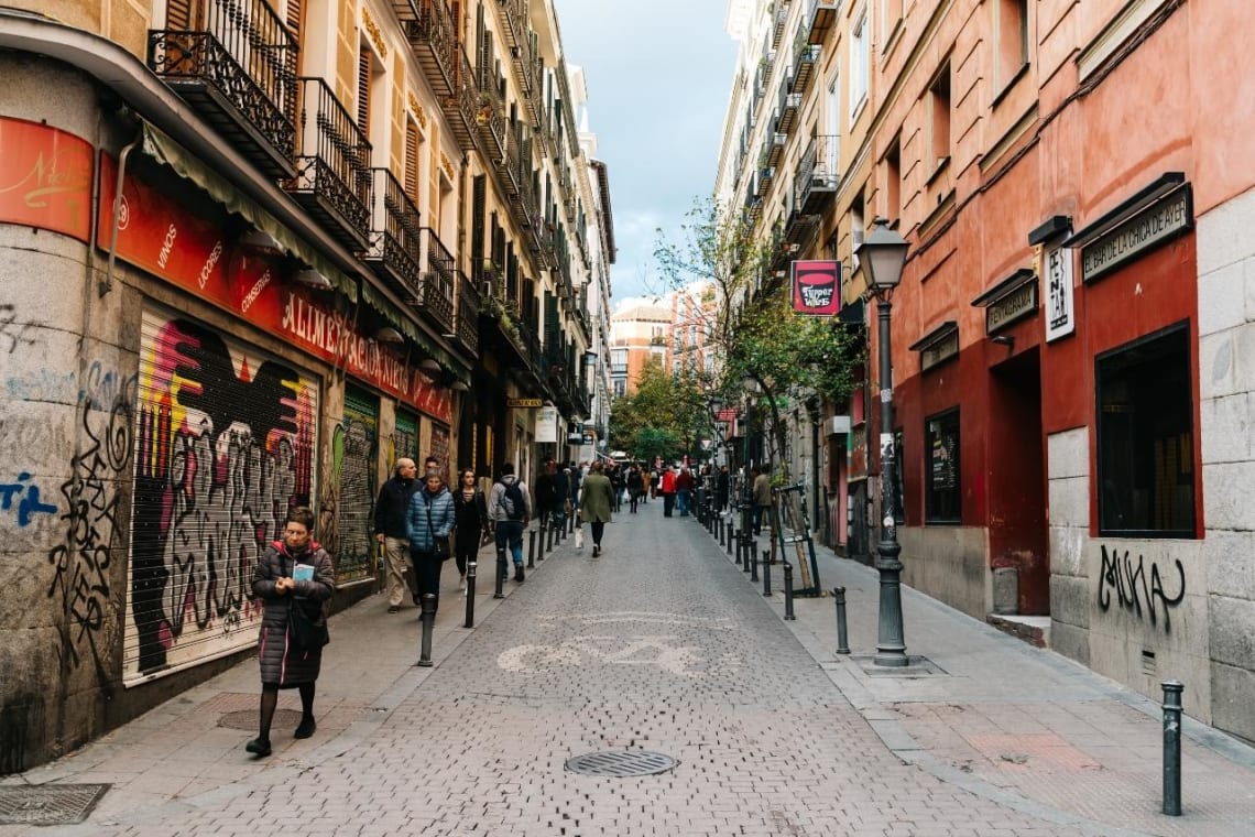 Hospedaje en Madrid: calle empedrada de Malasaña con grafittis