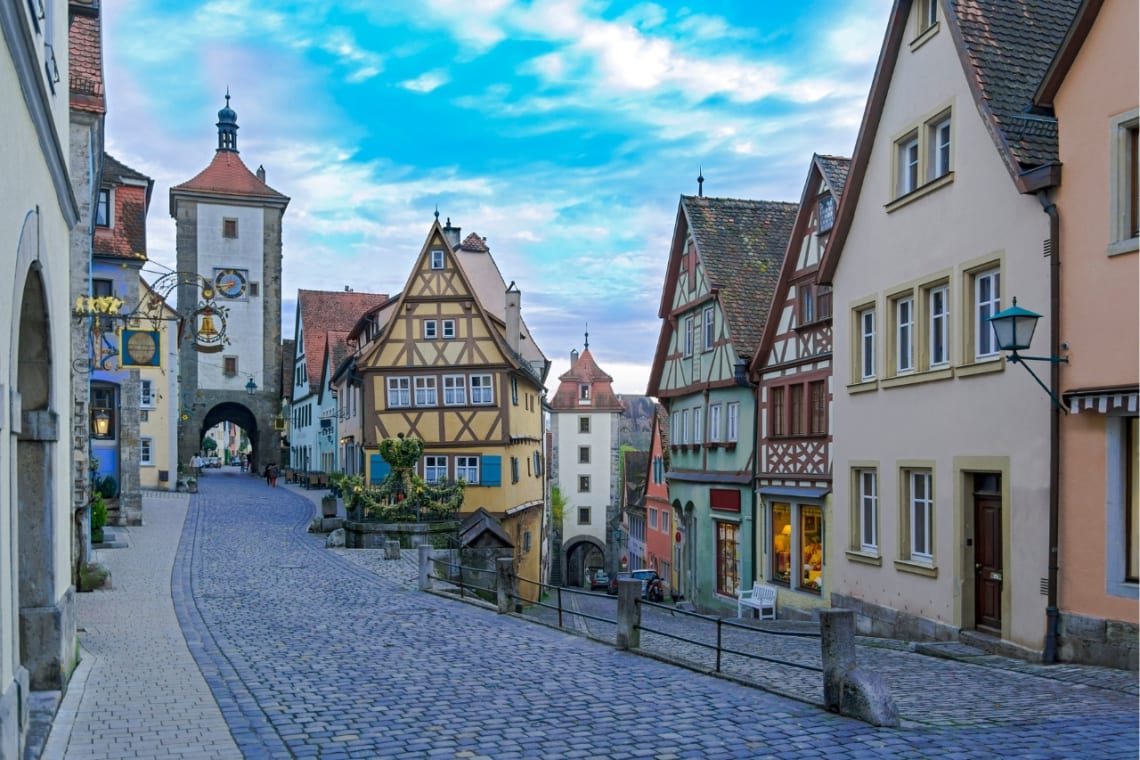 Calle empedrada de Rothenburg con construcciones pintorescas