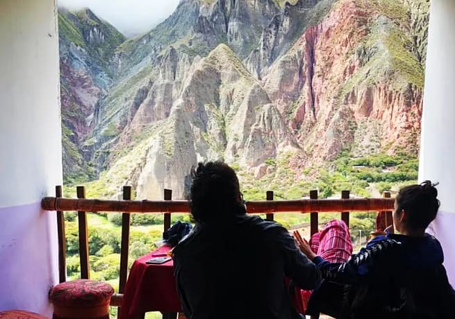 Dos personas mirando a las montañas de colores