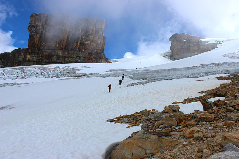 Viajantes subindo o Pico Nevado.