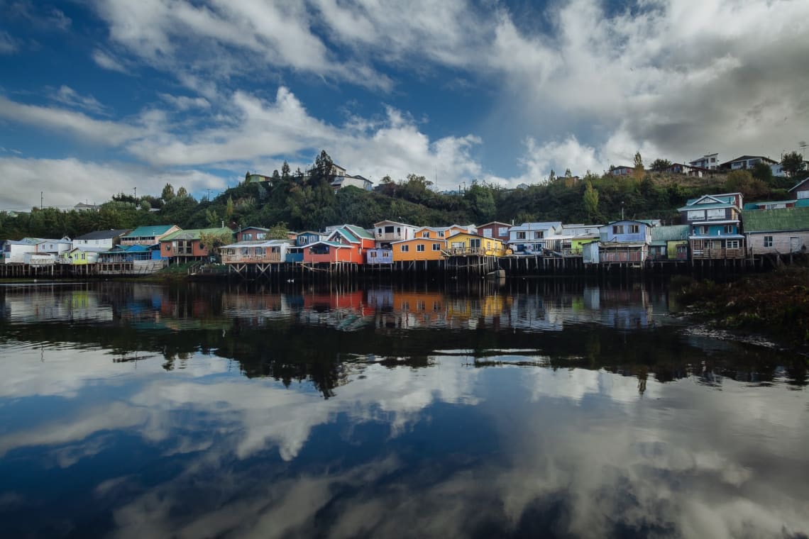 Palafitos sobre un lago en Castro, Chiloé