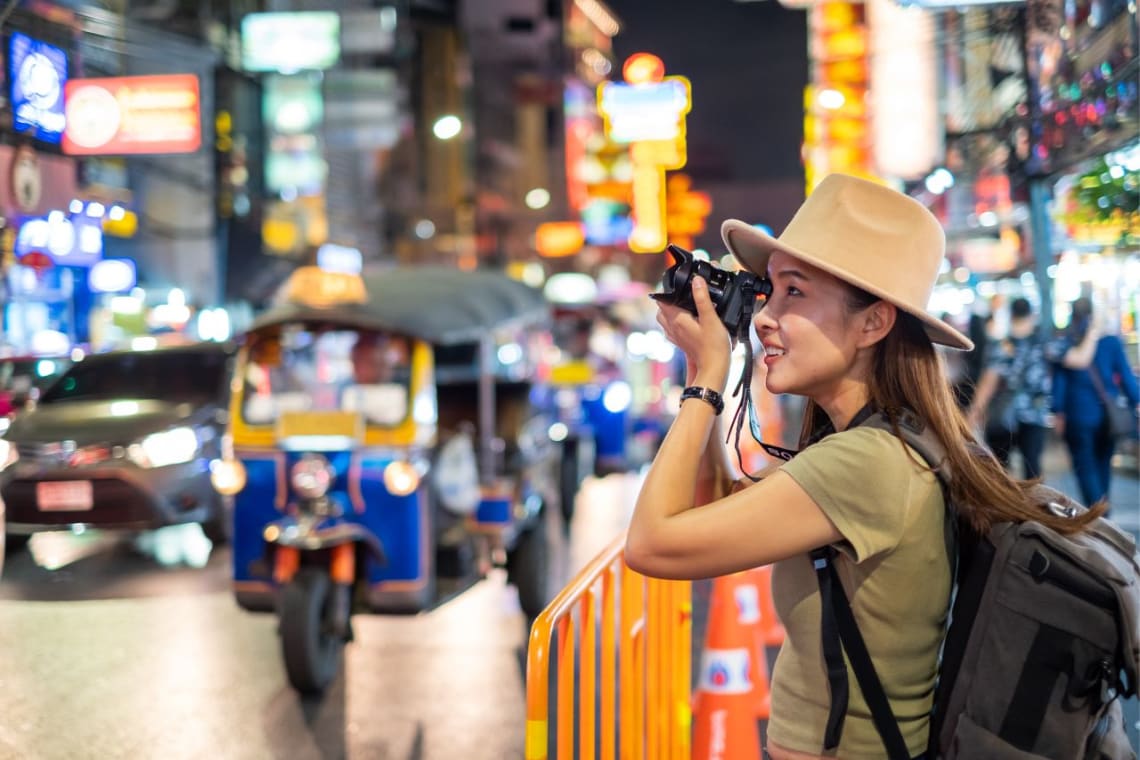 Joven turista sacando fotos en el Chinatown de Bangkok Tailandia