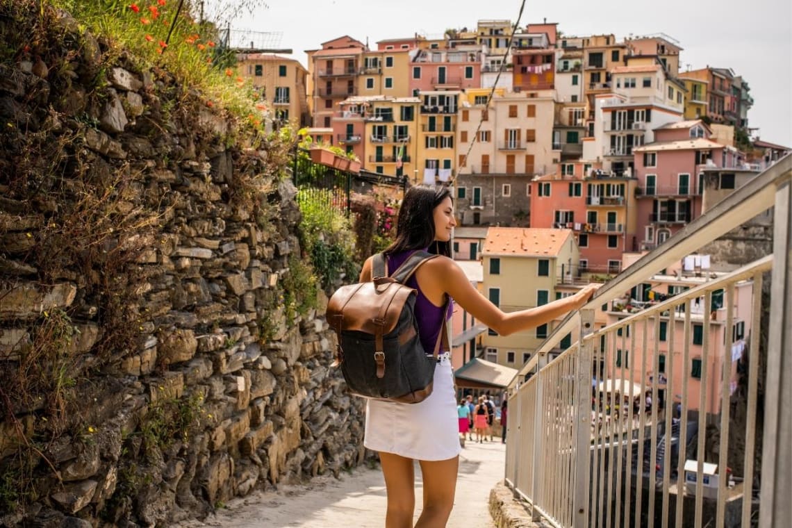 Chica caminando por pueblo de Cinque Terre