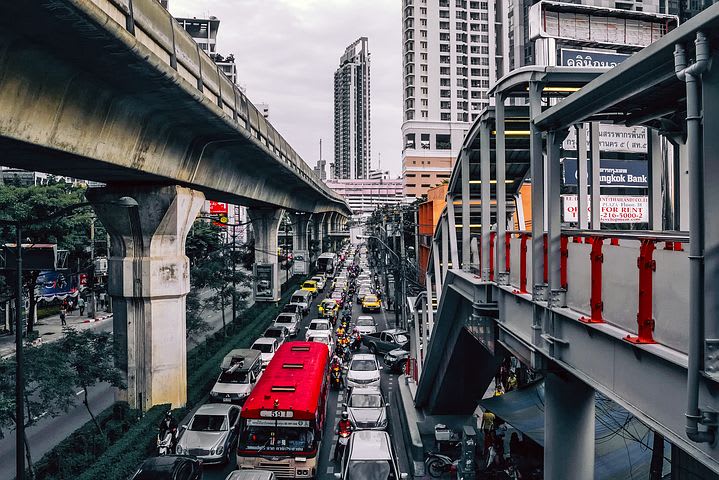 La guía completa para viajar a Bangkok - Worldpackers - trafico autos en bangkok 